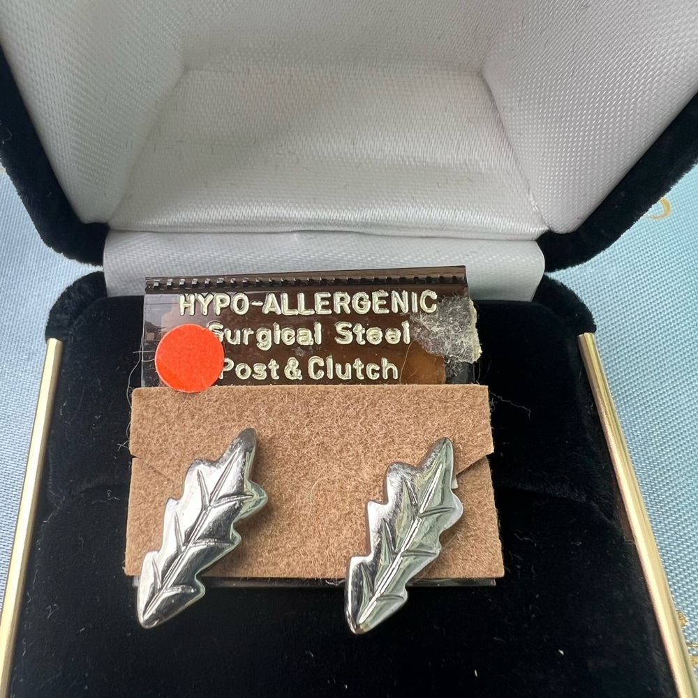 Vintage Silver Leaf Stud Earrings (Deadstock)
 Hypo-Allergenic